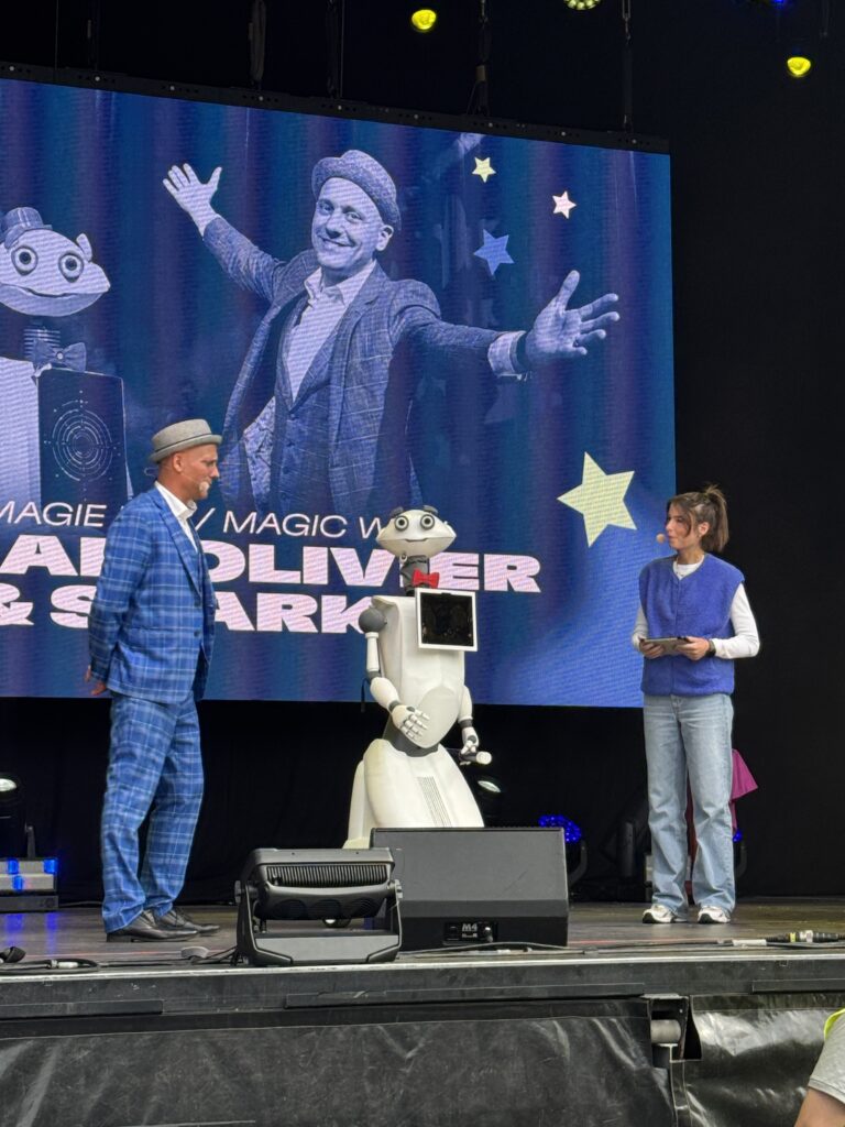 Laura Knöll führt charmant durch das Programm